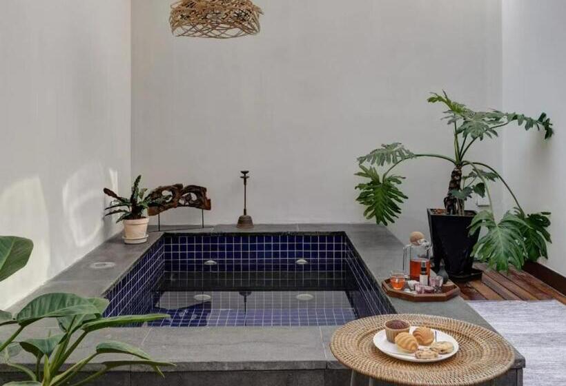 带按摩浴盆的套房, Vangen