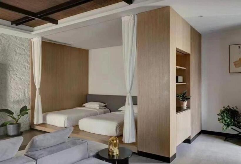 带按摩浴盆的套房, Vangen