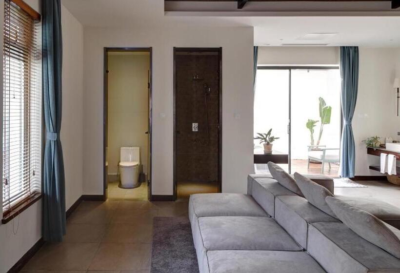 带按摩浴盆的套房, Vangen