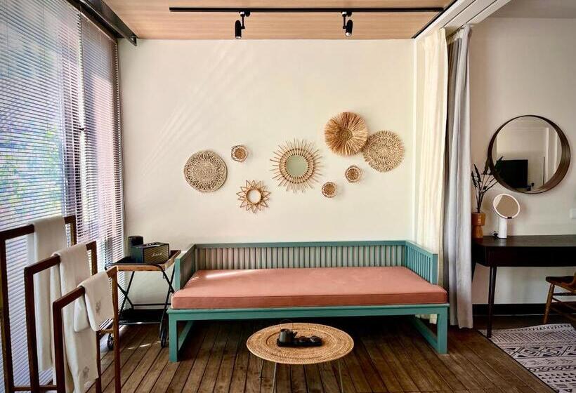 带按摩浴盆的套房, Vangen