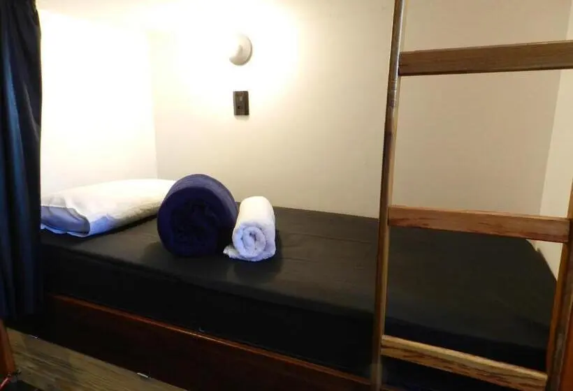 ルームシェアのワンベッド, Utopia Hostel