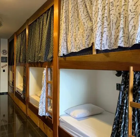 ルームシェアのワンベッド, Utopia Hostel