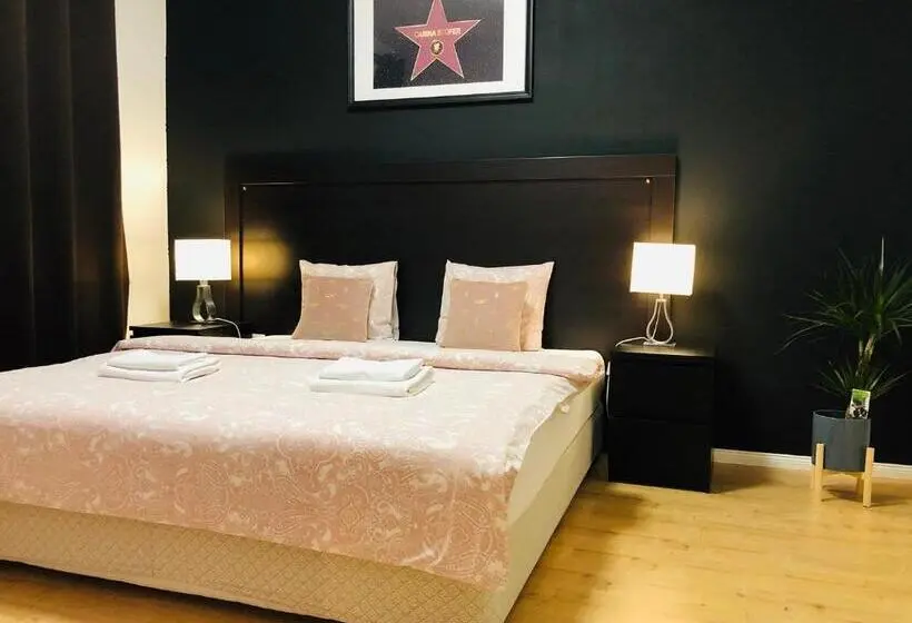 חדר משפחתי, Villa La Via