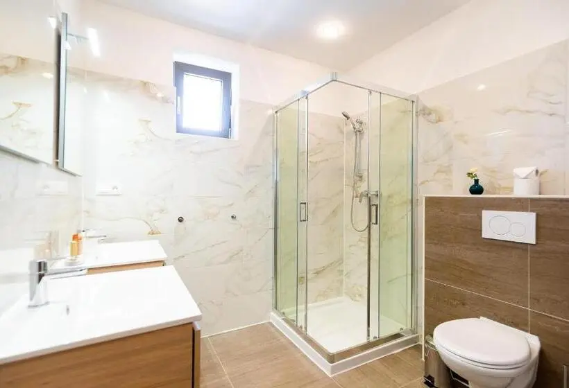 חדר משפחתי, Villa La Via