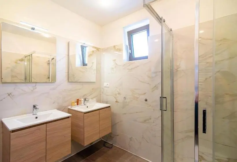 חדר משפחתי, Villa La Via
