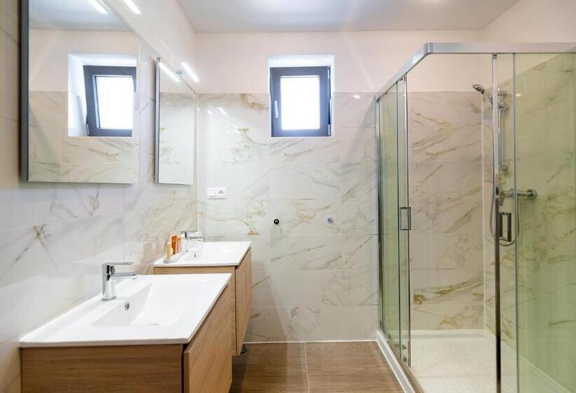 غرفة عائلية, Villa La Via