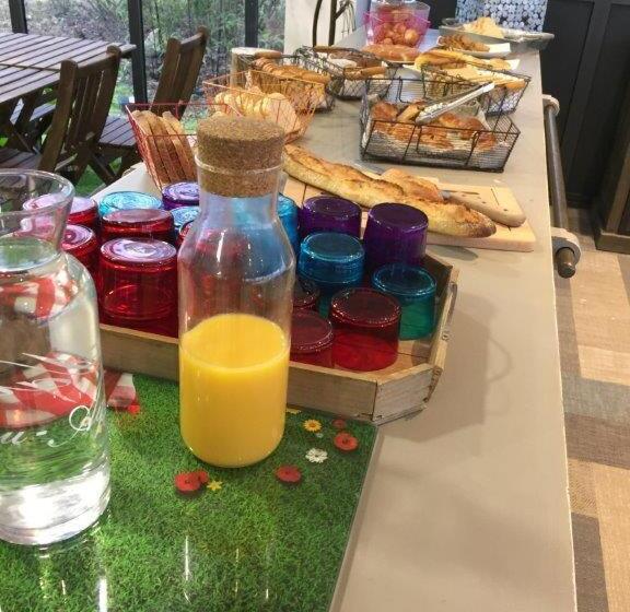 דירת חדר נוף לבריכה, Detente Rochelaise