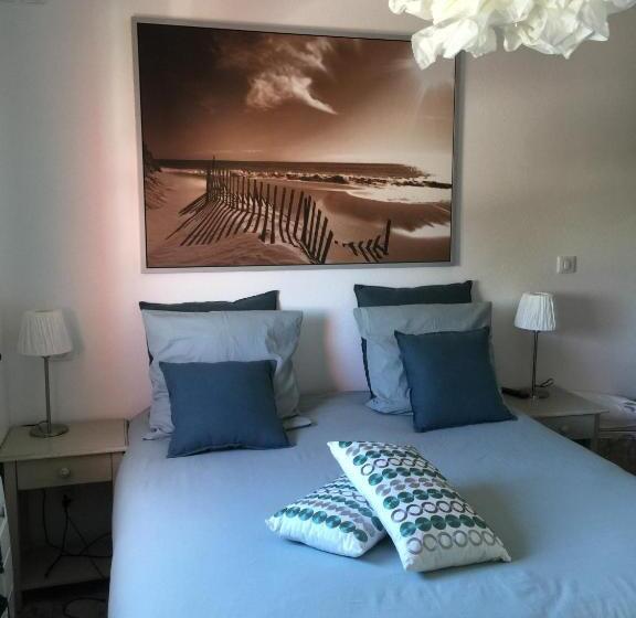 דירת חדר נוף לבריכה, Detente Rochelaise