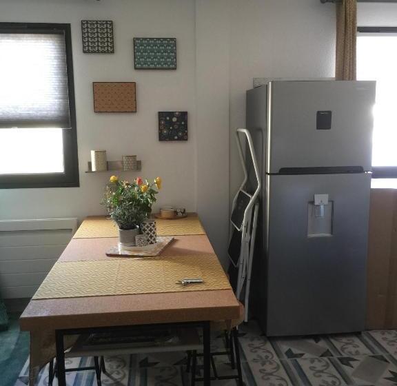 דירת חדר נוף לבריכה, Detente Rochelaise