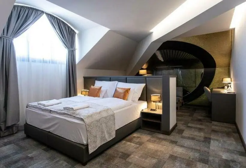 سوییت خانوادگی, Artis Boutique