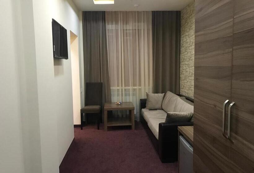 이그제큐티브 트리플, Hobby