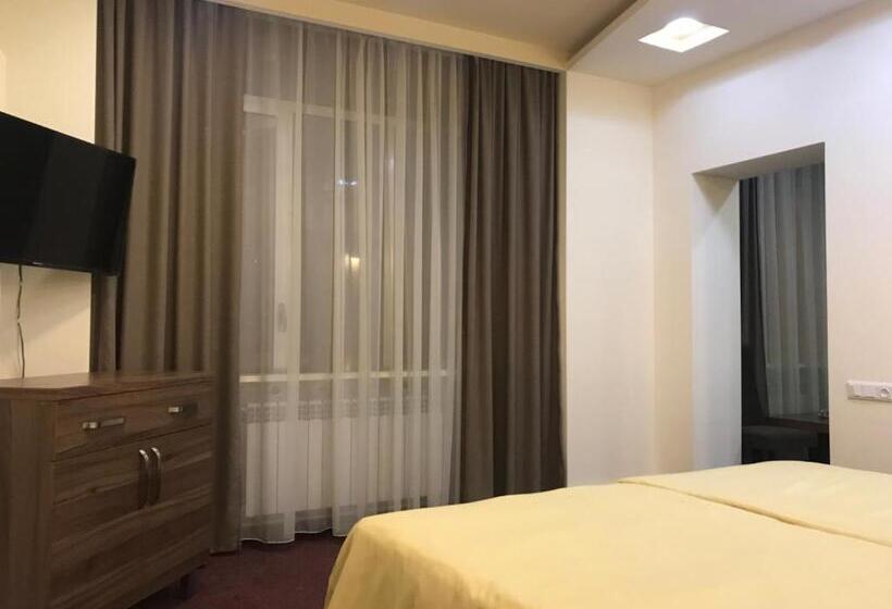 이그제큐티브 트리플, Hobby