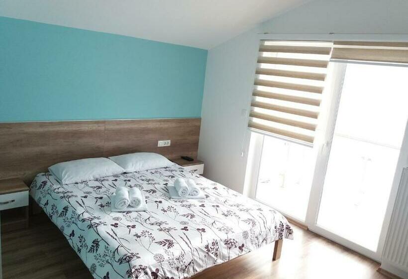 اتاق لوکس با چشم‌انداز دریاچه, Mediteran B&b
