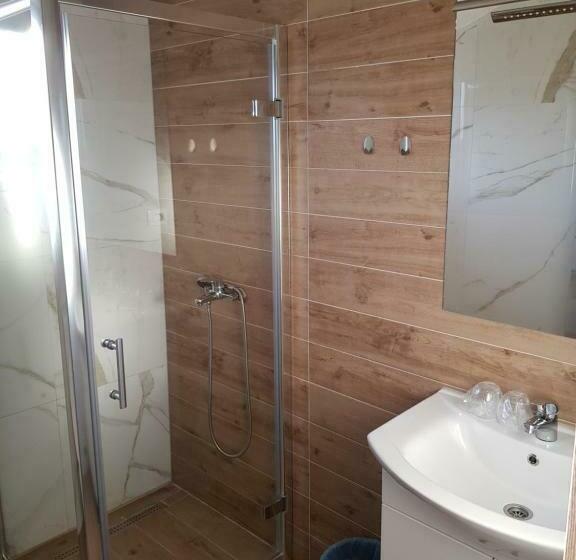 اتاق لوکس با چشم‌انداز دریاچه, Mediteran B&b