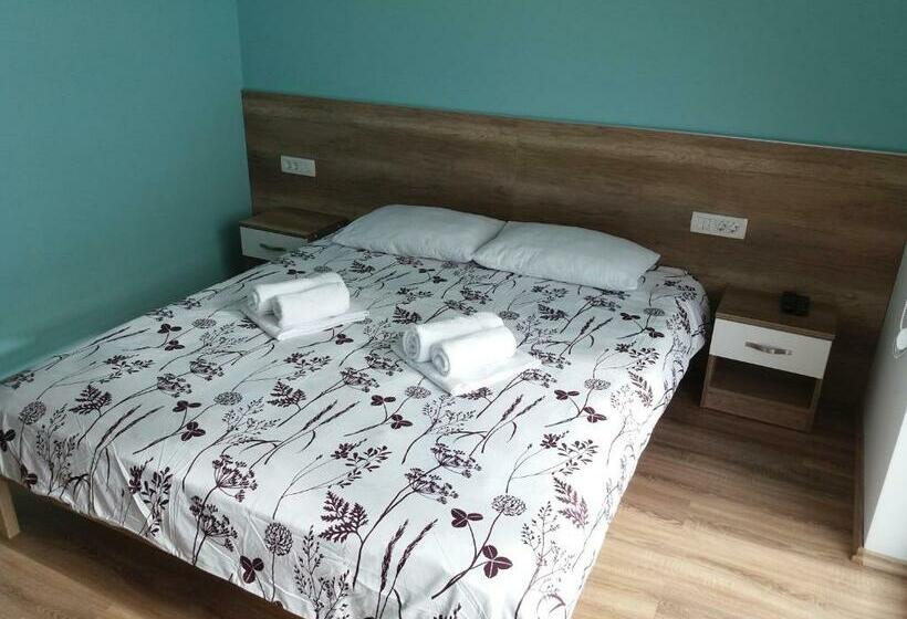 اتاق لوکس با چشم‌انداز دریاچه, Mediteran B&b