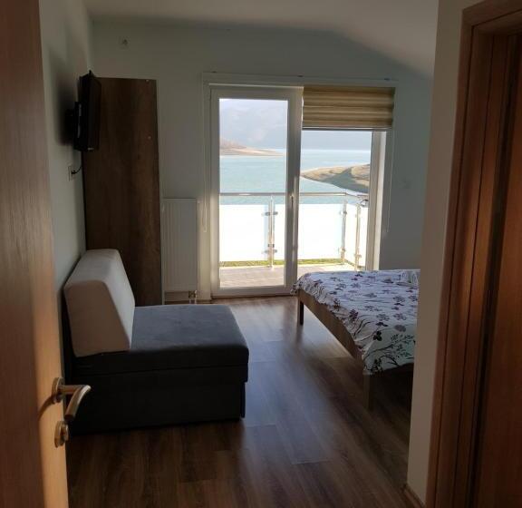 اتاق لوکس با چشم‌انداز دریاچه, Mediteran B&b