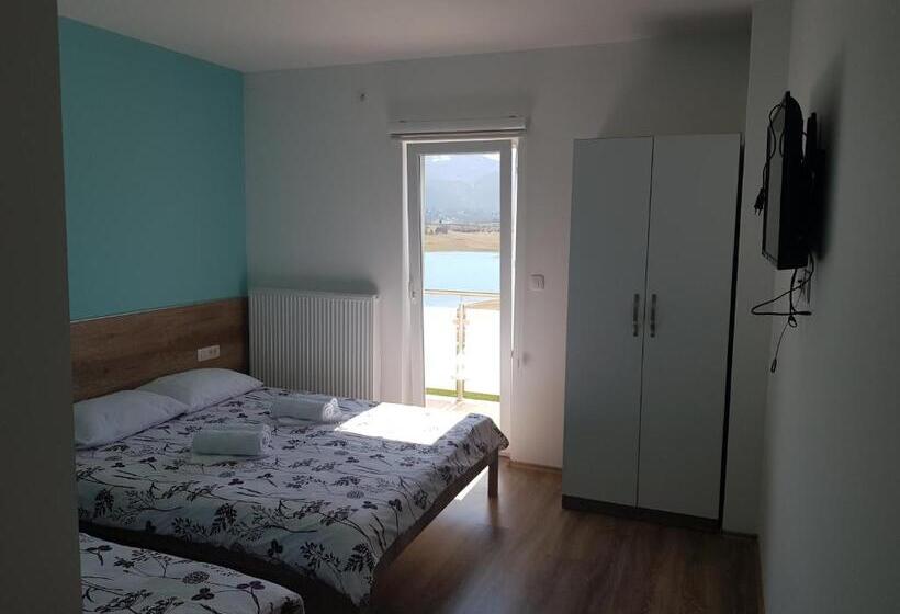 اتاق لوکس با چشم‌انداز دریاچه, Mediteran B&b