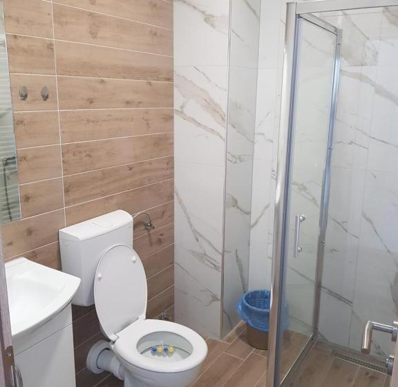 اتاق لوکس با چشم‌انداز دریاچه, Mediteran B&b