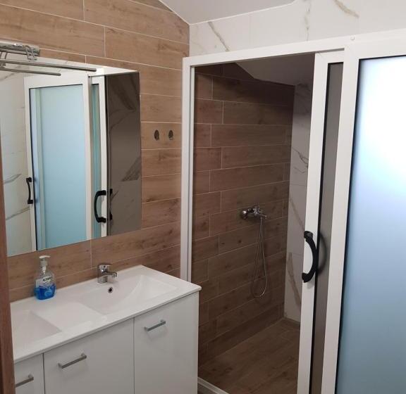 اتاق خانوادگی, Mediteran B&b