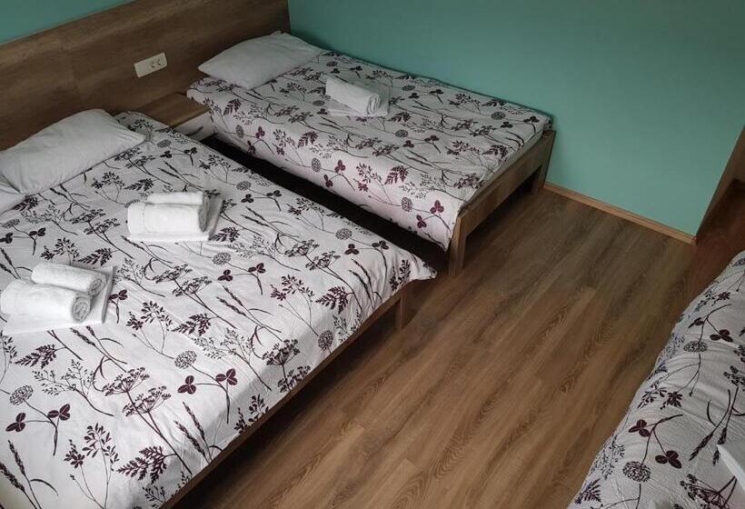 اتاق خانوادگی, Mediteran B&b