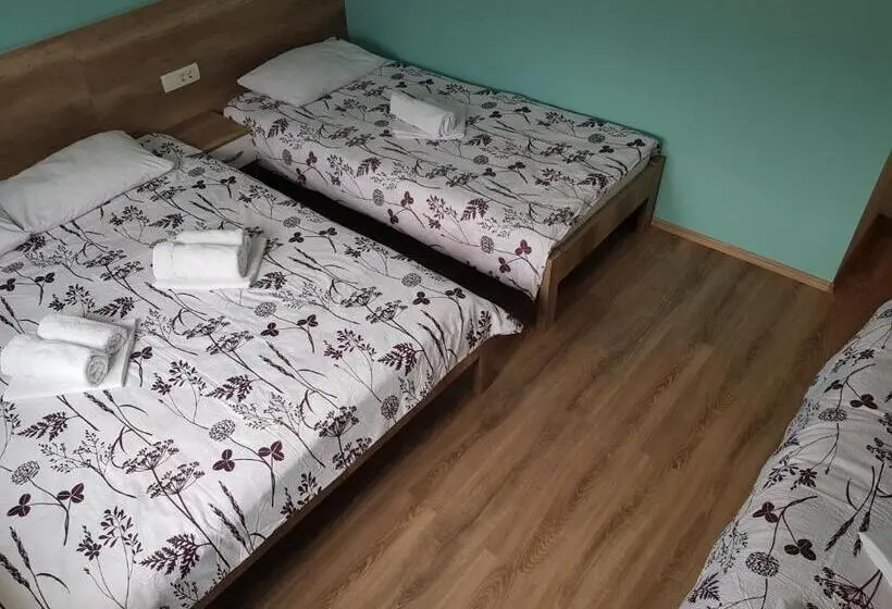 اتاق خانوادگی, Mediteran B&b