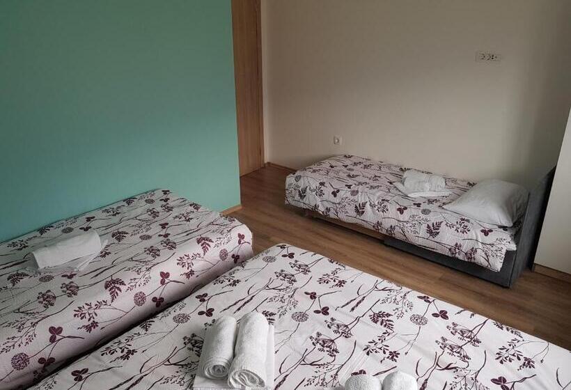 اتاق خانوادگی, Mediteran B&b