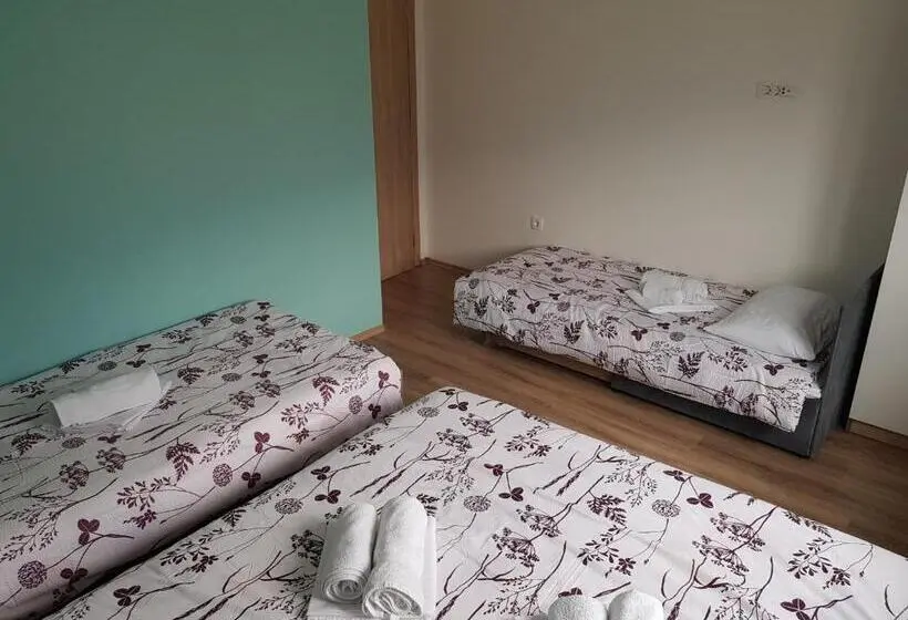 اتاق خانوادگی, Mediteran B&b