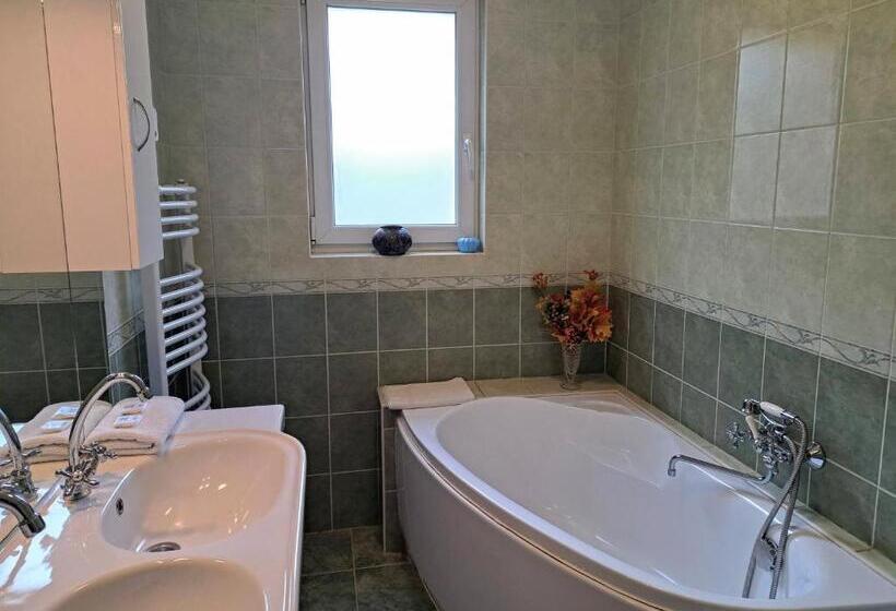 家庭套房, Orient Apartmanház