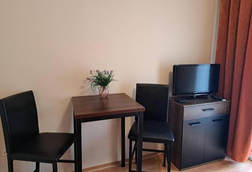 家庭套房, Orient Apartmanház