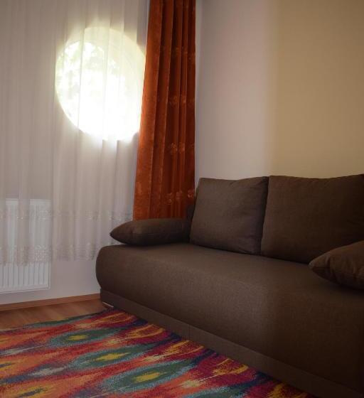 家庭套房, Orient Apartmanház