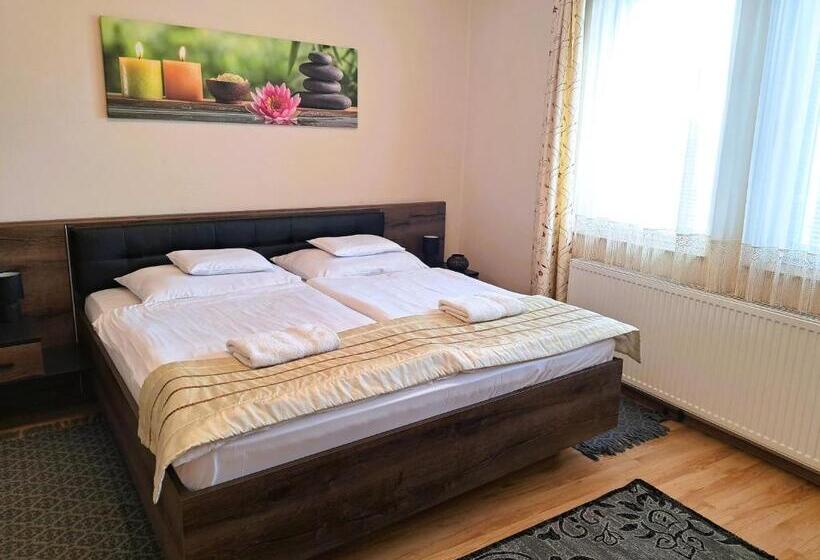 家庭套房, Orient Apartmanház