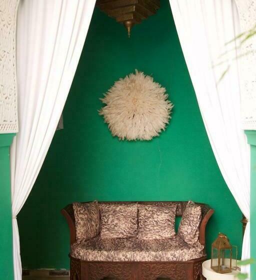 اتاق لوکس سه تخته, The Bohemian Jungle