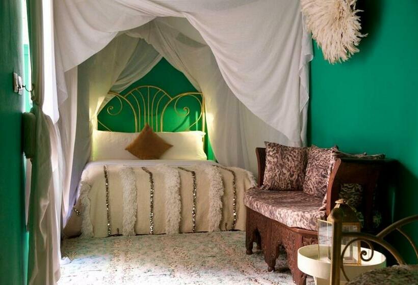 اتاق لوکس سه تخته, The Bohemian Jungle