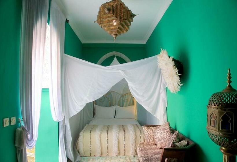 اتاق لوکس سه تخته, The Bohemian Jungle