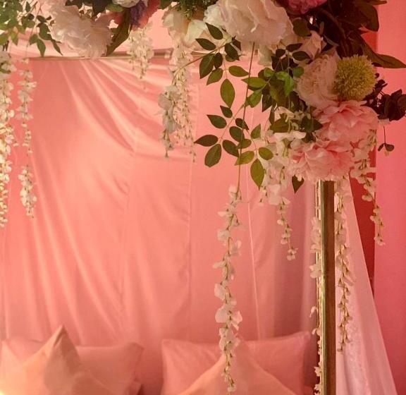 اتاق لوکس با تخت بزرگ, The Bohemian Jungle