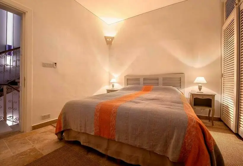 اتاق استاندارد, The Snop House