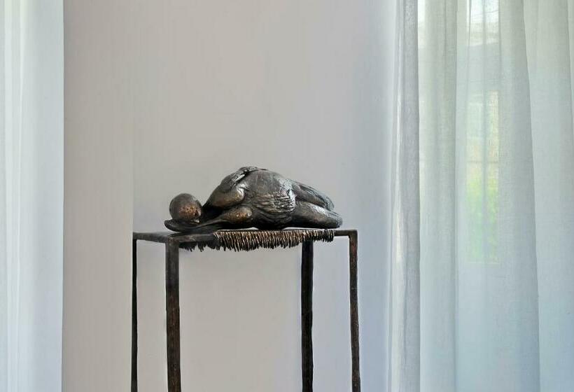 اتاق لوکس, The Snop House