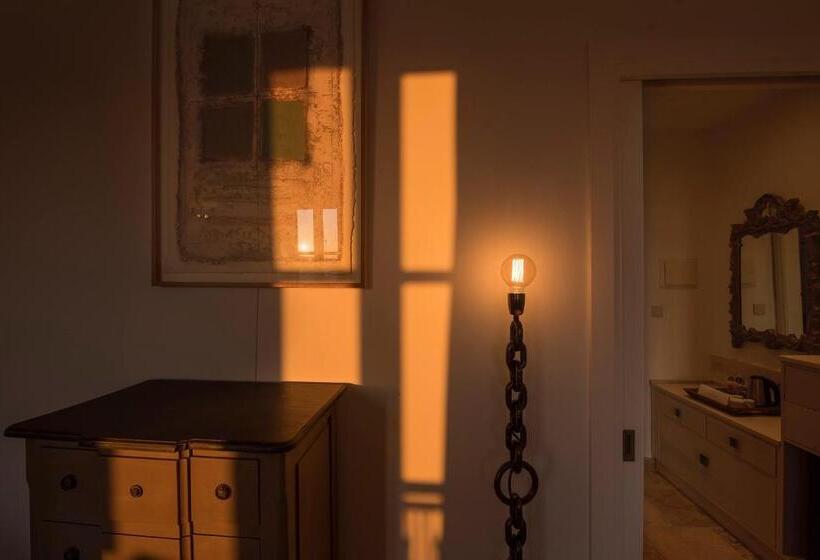 اتاق سوپریور, The Snop House