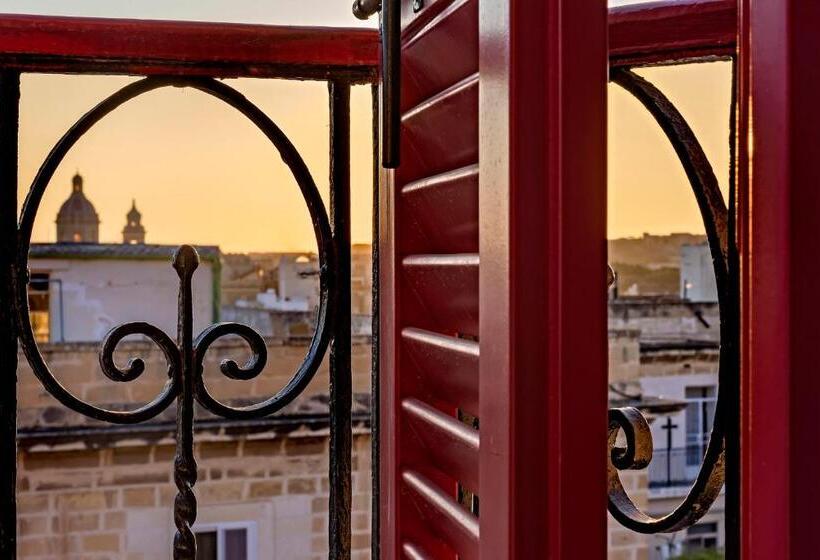 اتاق سوپریور, The Snop House