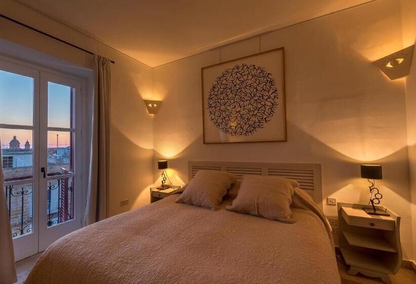 اتاق سوپریور, The Snop House