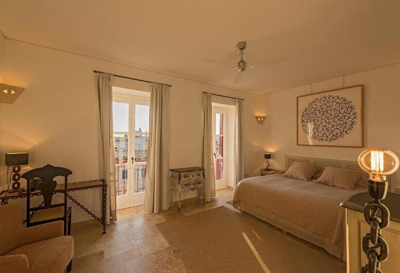 اتاق سوپریور, The Snop House