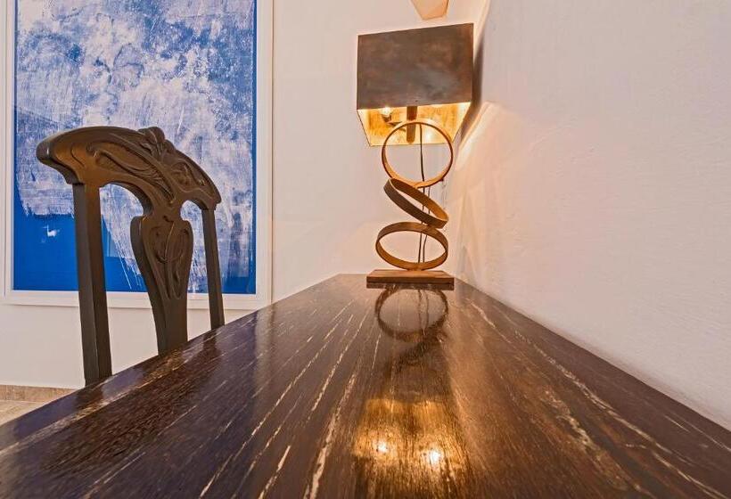 اتاق لوکس, The Snop House