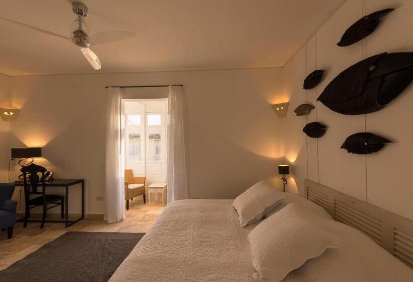 اتاق لوکس, The Snop House