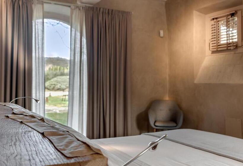 اتاق لوکس با تخت بزرگ, Cuprena