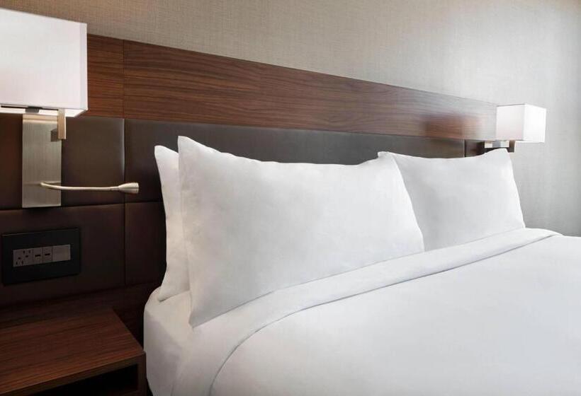 带大床的标准间, Ac Hotel By Marriott Pittsburgh Downtown