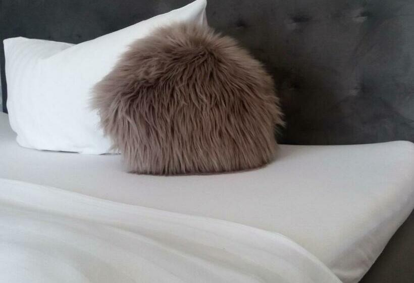 חדר משפחתי, Motel