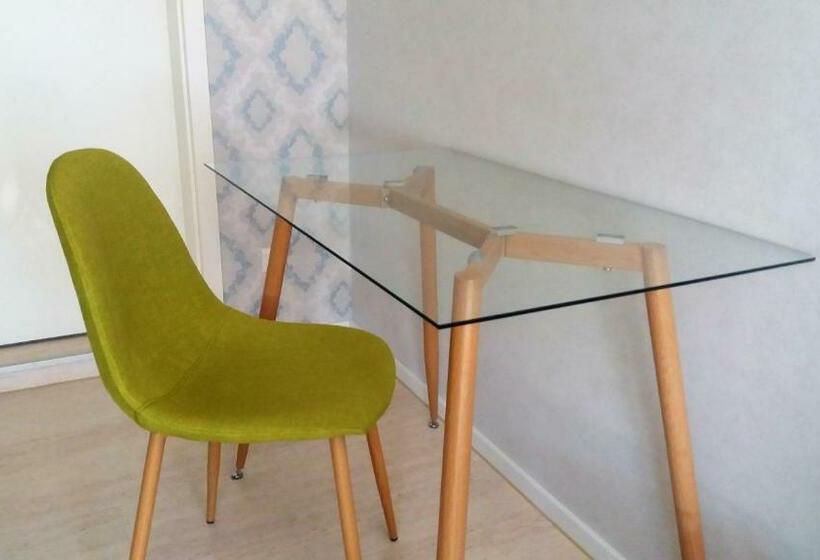 חדר משפחתי, Motel