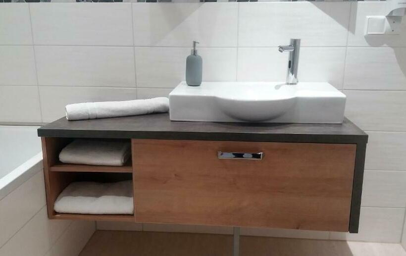 חדר משפחתי, Motel