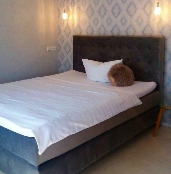 חדר משפחתי, Motel