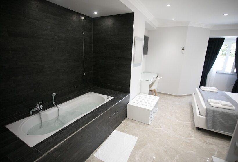 جناح مزود بجاكوزى, Tropea Luxury & Charm